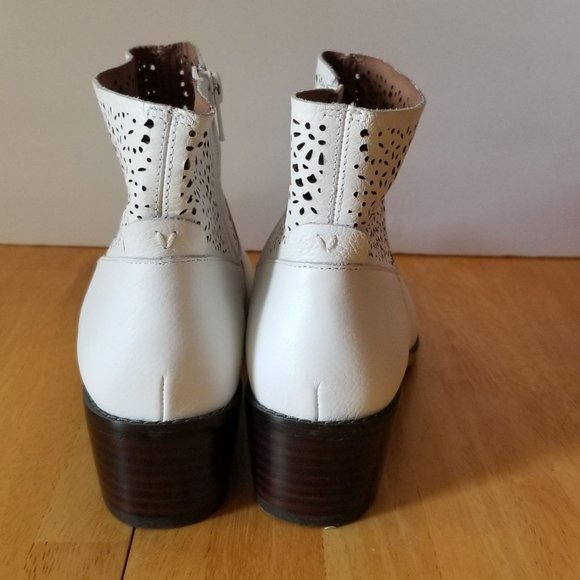 NEW Vionic Luciana White Ankle Boots - Picture 4 of 13